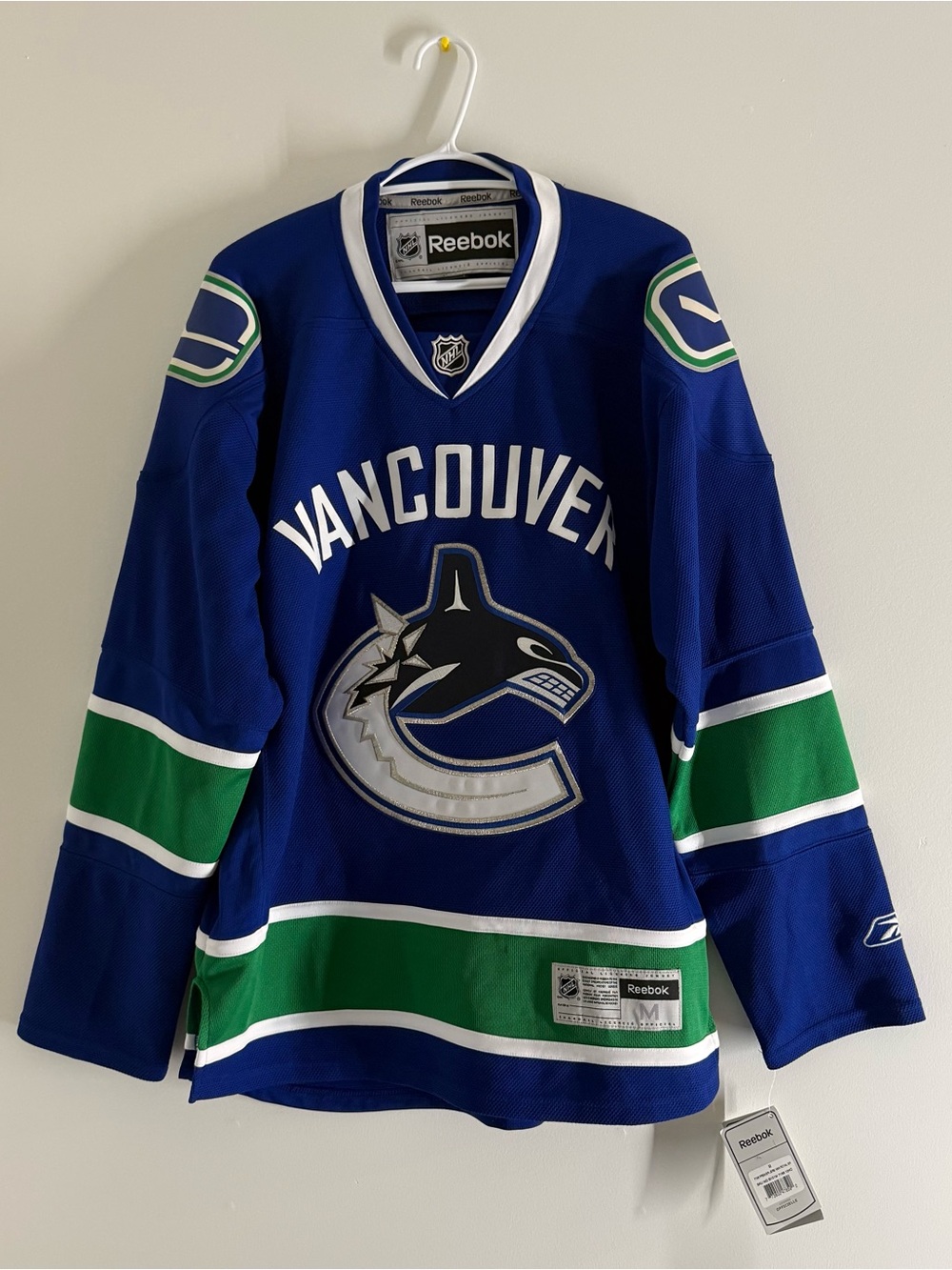 2009-2011 Vancouver Canucks Men’s Reebok Premier Hockey Jersey - Size Medium NWT